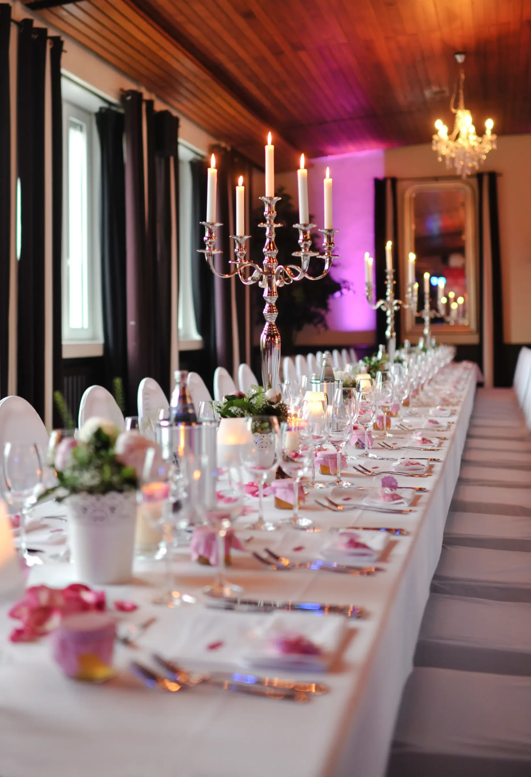 Tavolo allestito per evento con decorazioni florali