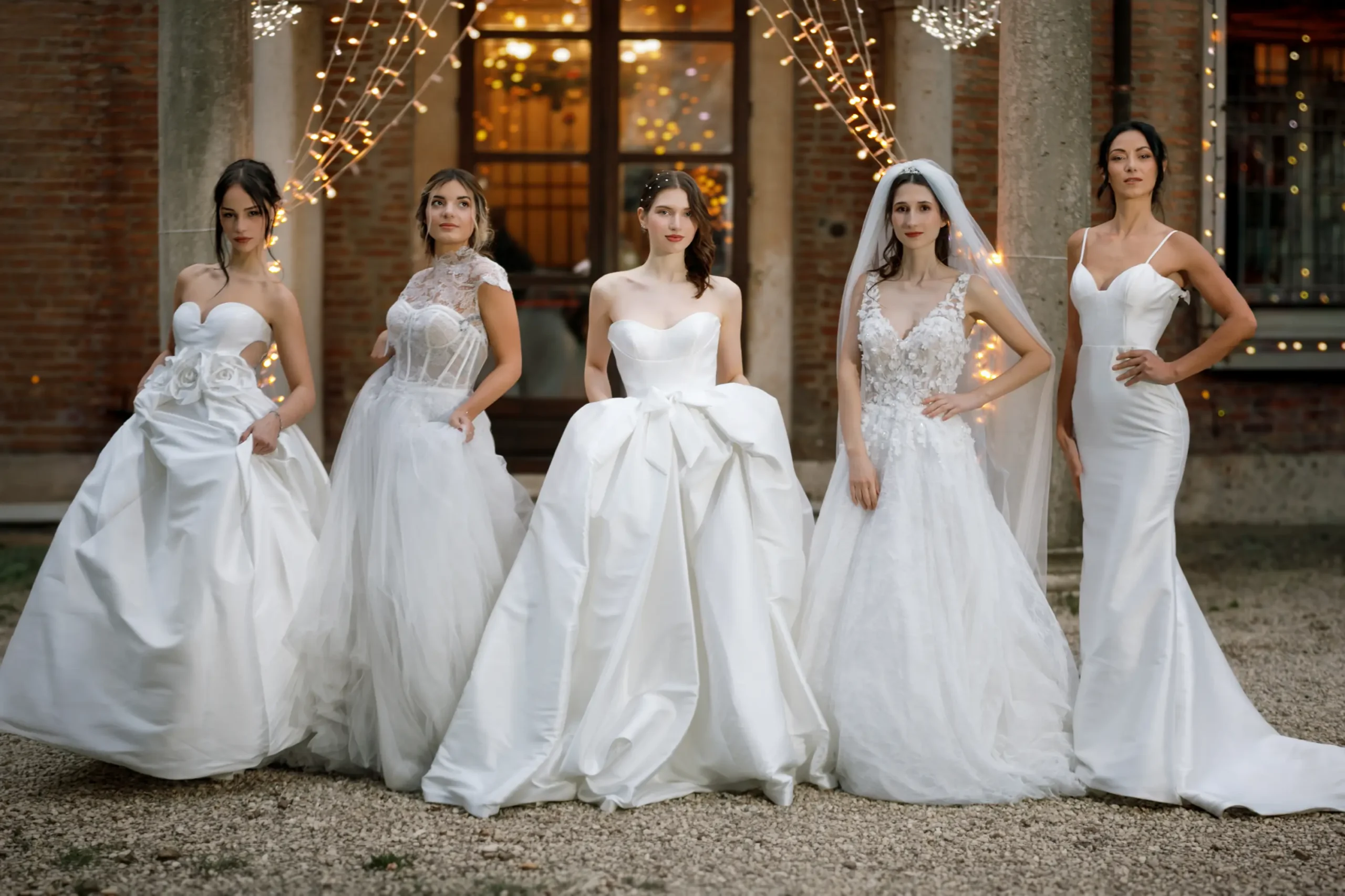 Spose in abito bianco davanti ad atelier - La Parisienne Abiti da cerimonia Union Ferrara